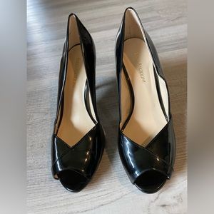 ENZO ANGIOLINI EN-Deslia Crossover Design Asymmetrical Peep Toe Pumps. Size 8M.